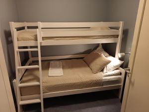 a couple of bunk beds in a room at Kaisantien Kirsti, Vuokatti in Vuokatti +17 photos