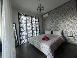 阿加迪尔Superbe appartement Résidence Hivernage Founty Agadir的一间卧室,床上有红色的物体 更多11张照片