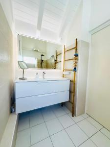 Vannituba majutusasutuses Spacious Waterfront 2 Bedroom Condo with 2 Bathrooms, Pool, AC