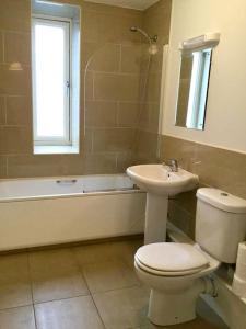 Bilik mandi di Dublin Centre Stay next to Temple Bar 3 Bed Apt