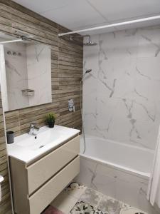 Et badeværelse på Apartment mit Pool und Parking nähe Playa del Cura, Torrevieja