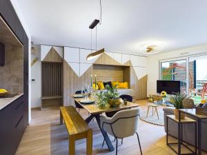 un salon avec une table à manger et un salon dans l'établissement Panorama MontBlanc, à Domancy