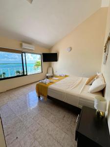 Ένα ή περισσότερα κρεβάτια σε δωμάτιο στο Casa Sirena - A orilla de la laguna y Cenote Esmeralda