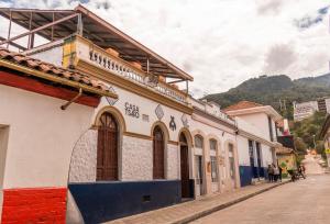 ein Gebäude am Straßenrand in der Unterkunft Casa Tsao in Bogotá