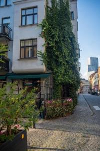 a building with a large ivy growing up the side of it at Townhouse mitt i centrala Malmö in Malmö