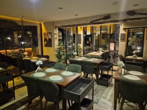 A restaurant or other place to eat at Beyaz Melek Apart Hotel
