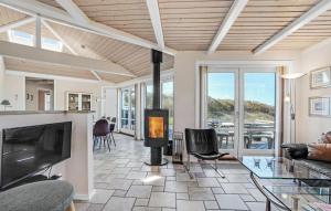 Μια τηλεόραση ή/και κέντρο ψυχαγωγίας στο Stunning Home In Vestervig With Sauna