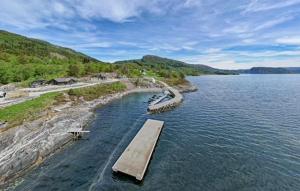 un molo nel mezzo di un bacino idrico di Gorgeous Home In Sørbøvågen With Wifi a Saltbu