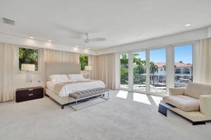 Un dormitorio con una cama, un sofá y una silla. en Elegant Waterfront Estate 6BR- 6.5BA, en Fort Lauderdale 145 fotos más