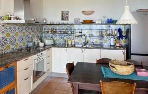 cocina con mesa y pared de baldosas en Villa Mirvami Lovran, en Opatija