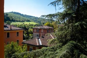 un gruppo di edifici con colline sullo sfondo di Casa DiMondi a Bologna