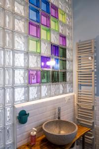 bagno con lavandino e parete in vetro di Casa DiMondi a Bologna