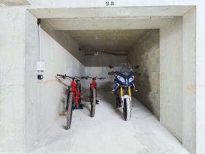 deux vélos sont garés dans un tunnel dans l'établissement Panorama MontBlanc, à Domancy