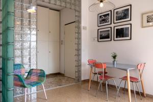 una sala da pranzo con tavolo e sedie di Casa DiMondi a Bologna Altre 77 foto