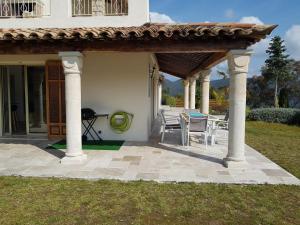 Vonkajšia záhrada v ubytovaní VILLA L'ESTEREL AVEC PISCINE VUE MER -MANDELIEU 06210- 6 Pers
