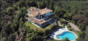 Bazén v ubytovaní VILLA L'ESTEREL AVEC PISCINE VUE MER -MANDELIEU 06210- 6 Pers alebo v jeho blízkosti
