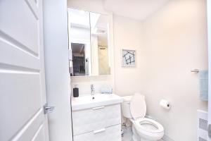 モントリオールにあるElegant 3BDR in Heart Of Plateau 8Bのトイレと洗面台を備えた白いバスルーム