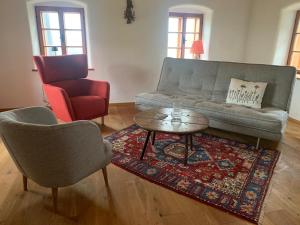 A seating area at Weingartenhaus Eckberg41