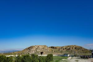 an old building in the desert with a blue sky at B&B L'EDEN DI CAPO BIANCO in Montallegro