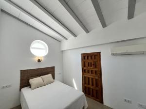a white bedroom with a bed and a window at Casa de la Abuela, a estrenar! escapada Rural in Mazarrón +28 photos