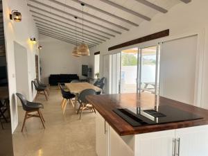 a kitchen and dining room with a table and chairs at Casa de la Abuela, a estrenar! escapada Rural in Mazarrón