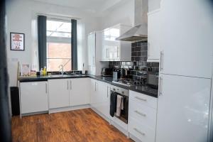 Kuchyň nebo kuchyňský kout v ubytování City Comfort 2 King Beds Fast WiFi + 22 fotografií