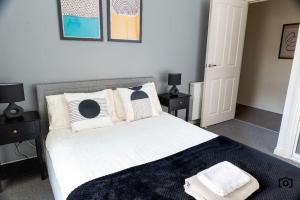 Postel nebo postele na pokoji v ubytování City Comfort 2 King Beds Fast WiFi