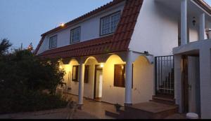a white house with a red roof at A casiña de Tuli in Vigo
