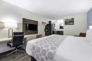 Μια τηλεόραση ή/και κέντρο ψυχαγωγίας στο HomeBridge Extended Stay