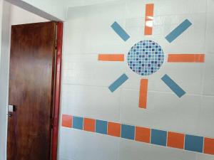 ein Zimmer mit einer Wand aus blauen und orangen Fliesen in der Unterkunft Nebraska's Corner cerca de aeropuerto de Tababela in Yaruguí