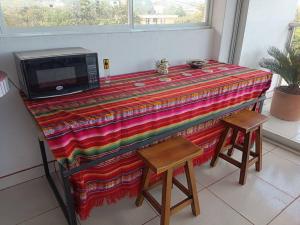 einen Tisch mit einer Mikrowelle darüber in der Unterkunft Nebraska's Corner cerca de aeropuerto de Tababela in Yaruguí + 32 Fotos