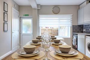 Köök või kööginurk majutusasutuses 5 BDR House in Colchester - Sleeps 10 - Parking - WiFi -Business - Contractors - Families - Long Term Stays