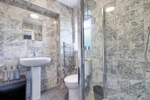 Vannituba majutusasutuses 5 BDR House in Colchester - Sleeps 10 - Parking - WiFi -Business - Contractors - Families - Long Term Stays