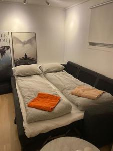 a large bed with two towels on it in a room at Trondheim sentrum, Lade - Nyhavna, gratis parkering in Trondheim