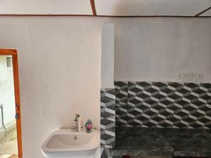 Koupelna v ubytování Saraswathy Inn