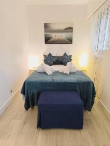 Un dormitorio con una cama con un edredón azul. en Le 66 Carnot, en Cannes