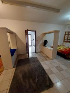 an empty room with a bed and a room with a room at CASA AMPLA e COMFORTAVEL in Campinas