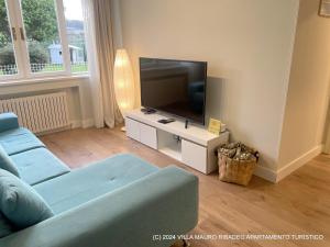 Telewizja i/lub zestaw kina domowego w obiekcie Villa Mauro Ribadeo Apartamento Turístico