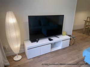 Telewizja i/lub zestaw kina domowego w obiekcie Villa Mauro Ribadeo Apartamento Turístico