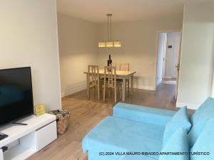 Telewizja i/lub zestaw kina domowego w obiekcie Villa Mauro Ribadeo Apartamento Turístico