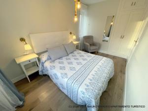 Łóżko lub łóżka w pokoju w obiekcie Villa Mauro Ribadeo Apartamento Turístico