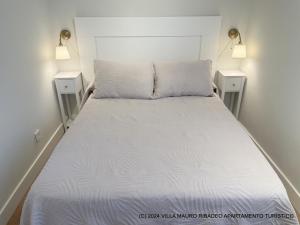 Łóżko lub łóżka w pokoju w obiekcie Villa Mauro Ribadeo Apartamento Turístico