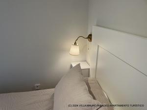 Łóżko lub łóżka w pokoju w obiekcie Villa Mauro Ribadeo Apartamento Turístico
