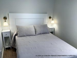 Łóżko lub łóżka w pokoju w obiekcie Villa Mauro Ribadeo Apartamento Turístico