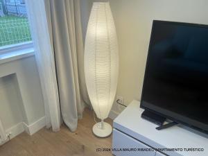Telewizja i/lub zestaw kina domowego w obiekcie Villa Mauro Ribadeo Apartamento Turístico