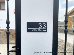 drzwi z napisem "Villa maroni" w obiekcie Villa Mauro Ribadeo Apartamento Turístico w mieście Ribadeo