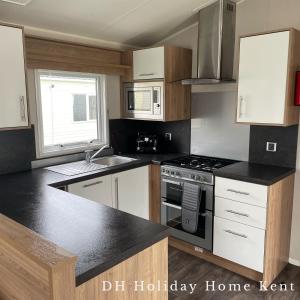 Kuchyň nebo kuchyňský kout v ubytování DH Holiday Home Kent + 7 fotografií