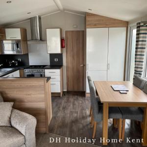 Kuchyň nebo kuchyňský kout v ubytování DH Holiday Home Kent