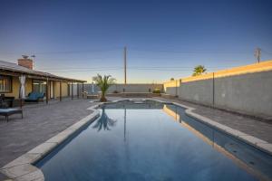Kolam renang di atau dekat dengan 4B House with Pool and BBQ Near Airport and Strip