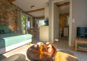 1 dormitorio con 1 cama y 1 mesa con mesa de centro en Le Mazet en Provence 25m2, en Le Tignet